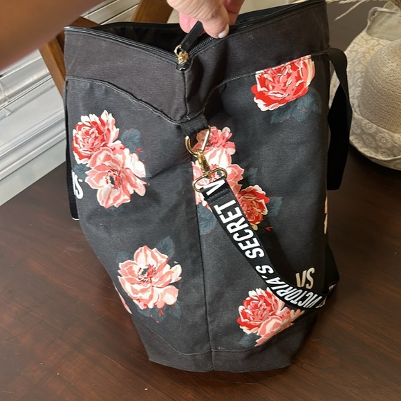Victoria’s Secret Large Floral Weekend Travel Tote Bag - Picture 14 of 17